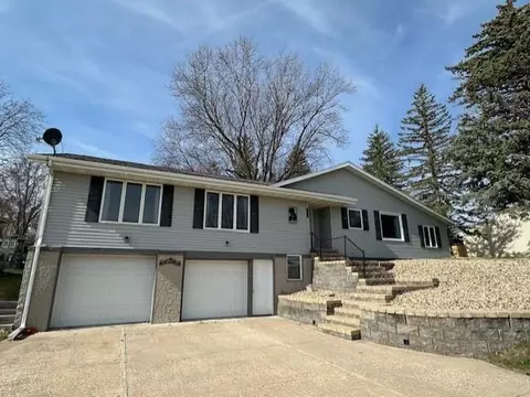 Exterior - 798 Des Moines Dr, Windom, MN 56101 photo 2 of 5