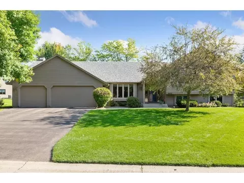 8602 Coachmans Ln, Eden Prairie, MN 55347