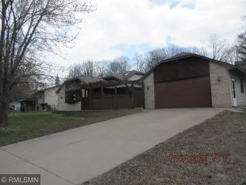 8883 Autumn Oaks Dr, Rockford, MN 55373