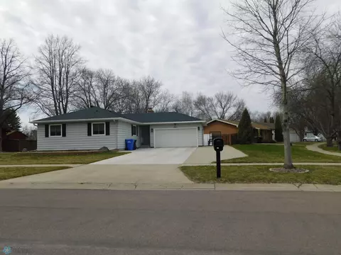 1820 Prairie Ln S, Fargo, ND 58103