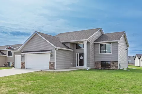 Exterior - 724 9th St, Wanamingo, MN 55983 photo 7 of 8