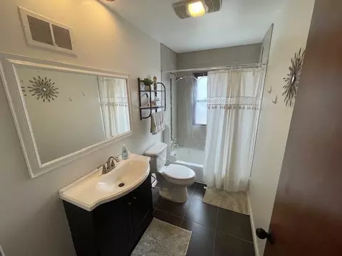 Bath - 1804 1st Ave NE, Austin, MN 55912 photo 1 of 4