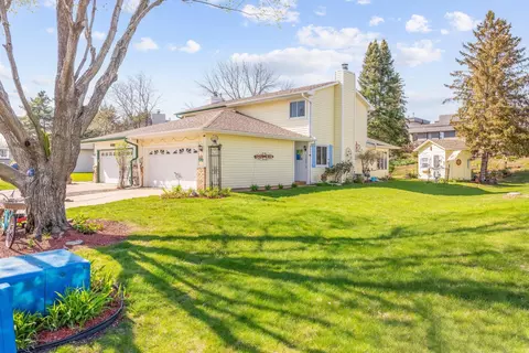 16614 Terrey Pine Dr, Eden Prairie, MN 55347