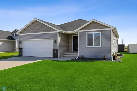 5944 58th St S, Fargo, ND 58104