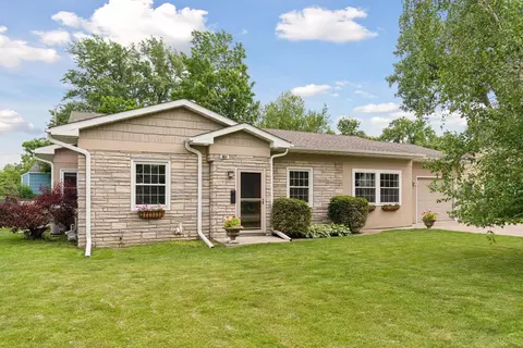 105 Ridgewood Dr, Hopkins, MN 55343