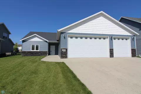 427 33rd St N, Moorhead, MN 56560