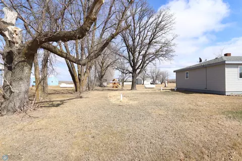 Exterior - 101 E Mckenzie Ave, Strathcona, MN 56759 photo 3 of 6