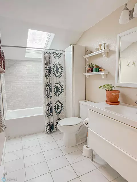 Bath - 620 13 Ave S, Fargo, ND 58103 photo 1 of 1
