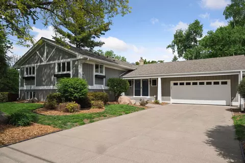 2994 Aldine St, Roseville, MN 55113