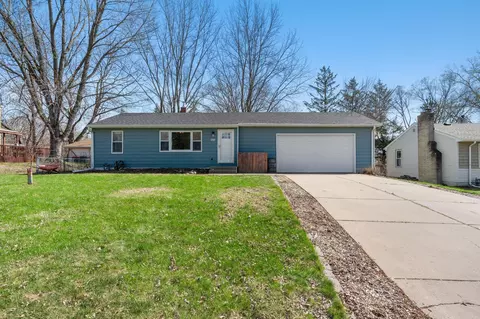 1434 Sandhurst Ave E, Maplewood, MN 55109