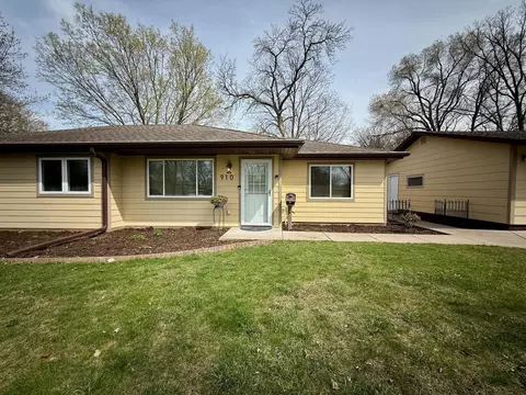 910 Queens Ln, Anoka, MN 55303