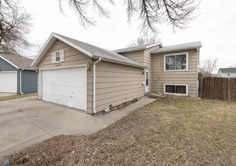 1909 54th Ave S, Fargo, ND 58104