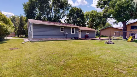 Exterior - 2304 3rd Ave SE, Willmar, MN 56201 photo 4 of 6