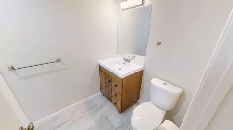 Bath - 2304 3rd Ave SE, Willmar, MN 56201 photo 3 of 5