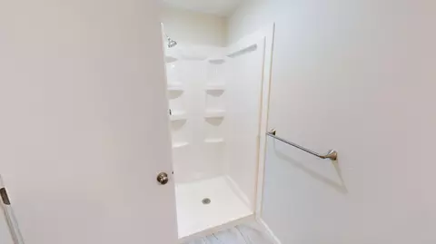 Bath - 2304 3rd Ave SE, Willmar, MN 56201 photo 4 of 5