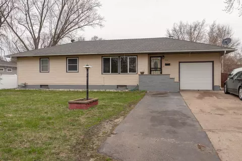 7916 Noid Dr, Brooklyn Park, MN 55428