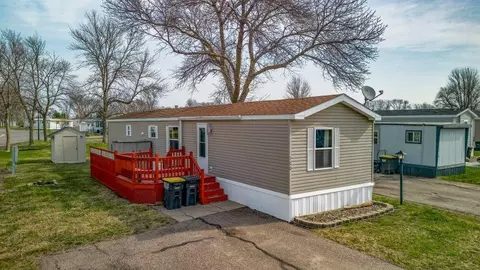 300 Kingsway Dr, North Mankato, MN 56003