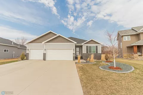 6007 68th St S, Fargo, ND 58104