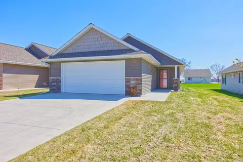 448 Lake Trl, Winsted, MN 55395