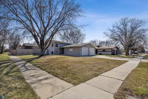 1802 28th Ave S, Fargo, ND 58103