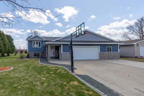 607 5th St SE, Dodge Center, MN 55927