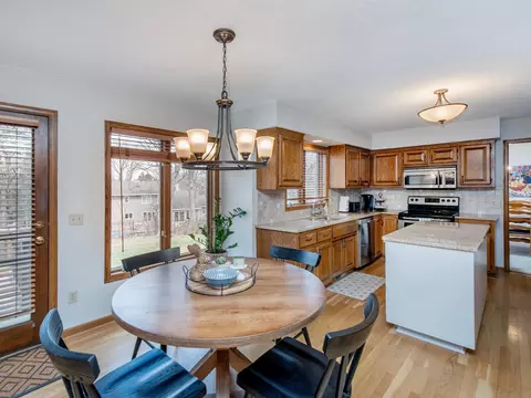 684 Stonewood Rd, Eagan, MN 55123 photo 4