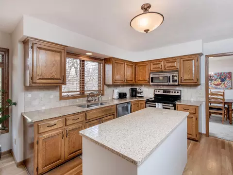 684 Stonewood Rd, Eagan, MN 55123 photo 3
