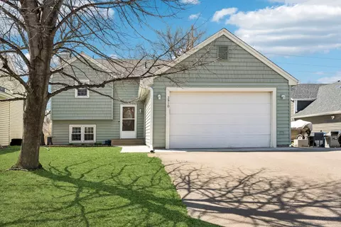 3910 Hale Ave N, Oakdale, MN 55128