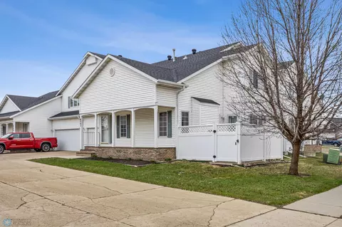 6207 16th St S, Fargo, ND 58104