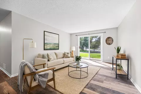 992 Pond View Ct, Vadnais Heights, MN 55127