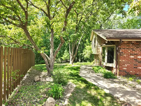 2328 Wildwood Trl, Minnetonka, MN 55305