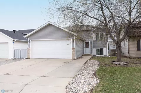 746 49th St S, Fargo, ND 58103