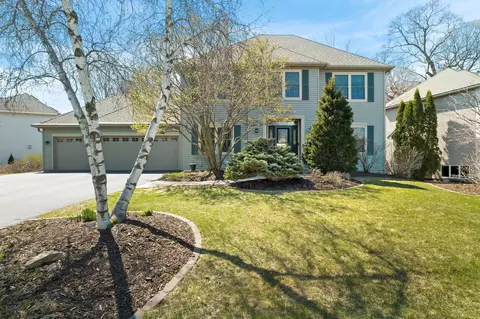 727 Lake Susan Hills Dr, Chanhassen, MN 55317
