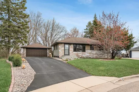429 Guthrie Ct N, Oakdale, MN 55128