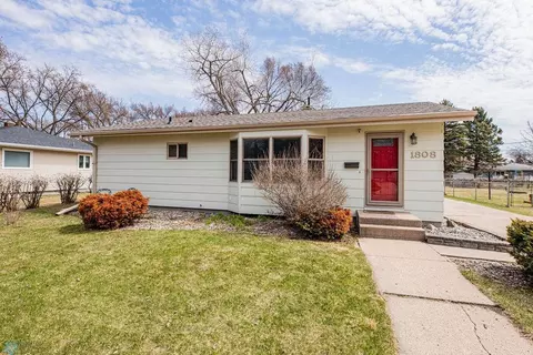1808 12th St S, Moorhead, MN 56560