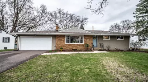 803 County Road B2 W, Roseville, MN 55113