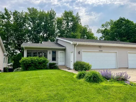 1204 Lia Dr, Northfield, MN 55057