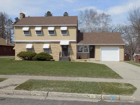106 W 5th St, Winthrop, MN 55396