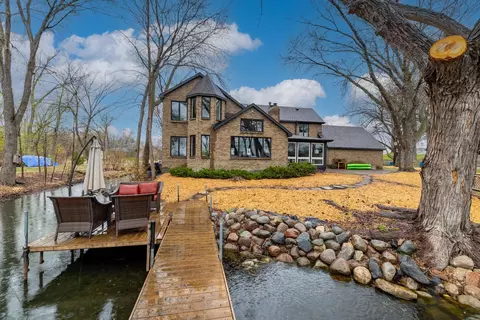 211 Peninsula Rd, Medicine Lake, MN 55441