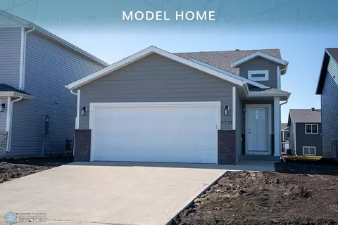 6729 Meadow View Dr S, Fargo, ND 58104
