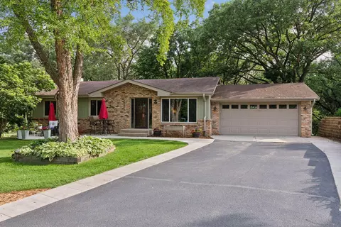 10270 S Oak Shore Dr, Lakeville, MN 55044