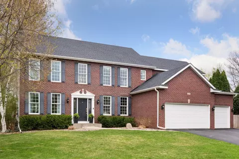 429 Summerfield Dr, Chanhassen, MN 55317