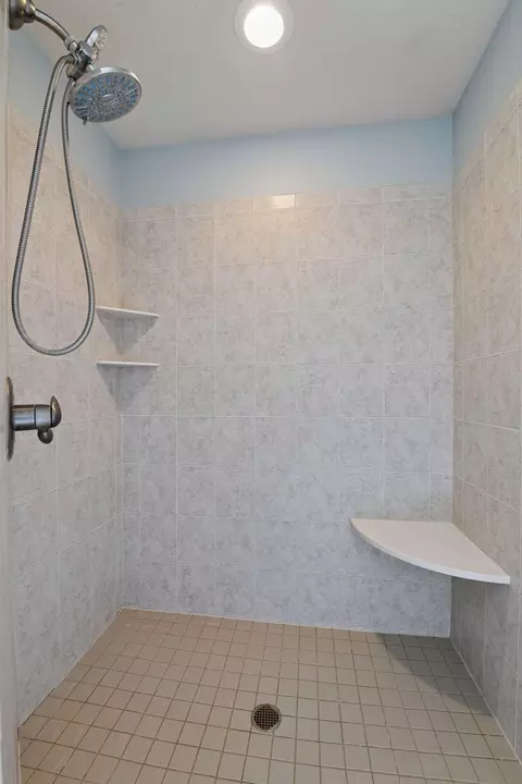 Bath - 7250 Jubert Ln, Hamel, MN 55340 photo 4 of 10