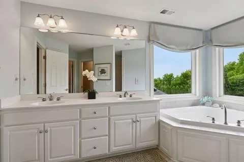 Bath - 7250 Jubert Ln, Hamel, MN 55340 photo 3 of 10