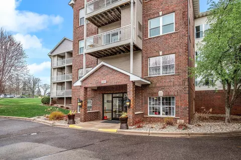 2231 Penn Pl #122, North Saint Paul, MN 55109