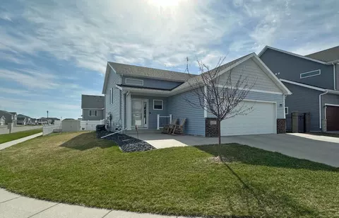 1377 Goldenwood Dr, West Fargo, ND 58078