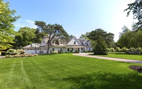 415 Highcroft Rd, Wayzata, MN 55391