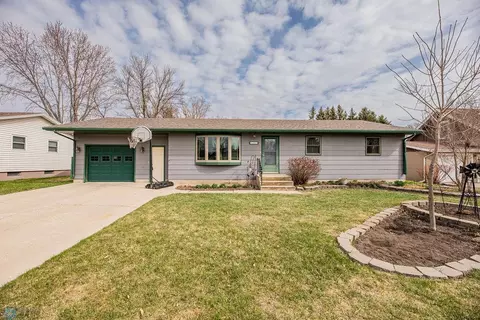 207 Jackson Ave E, Lisbon, ND 58054 photo 2