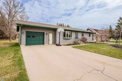 207 Jackson Ave E, Lisbon, ND 58054