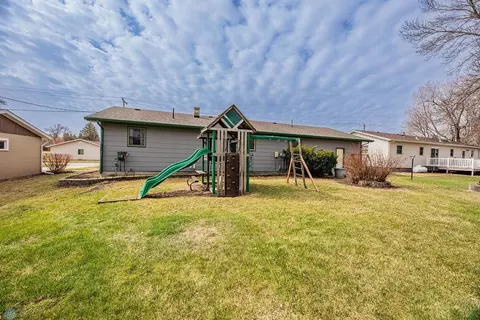 207 Jackson Ave E, Lisbon, ND 58054 photo 5